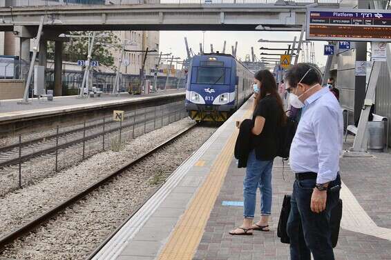 נוסעים ממתינים להגעת הרכבת בחיפה // צילום: הרצי שפירא